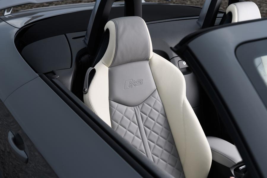 Интерьер Audi TT RS Roadster (8S) 2016 года  (UK) (фото 6 из 40)